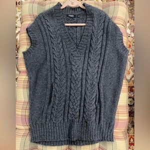 Threads ( Saks, fifth Avenue )gray V-neck sweater vest/tunic